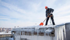 Очистка кровли жилого дома в Московской области от снега и наледи